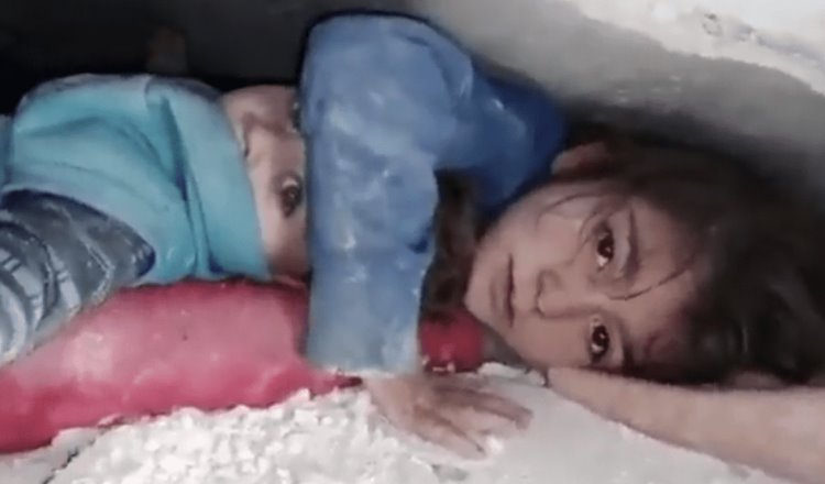 Niñas sirias atrapadas piden a rescatista que las salve