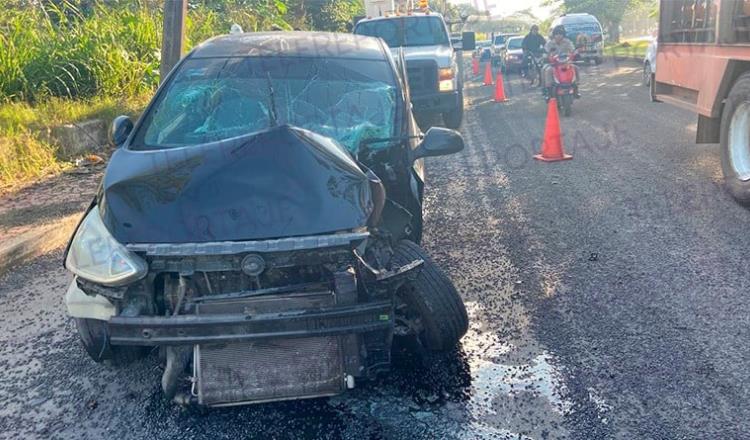 Joven impacta automóvil contra poste en el Periférico de Villahermosa