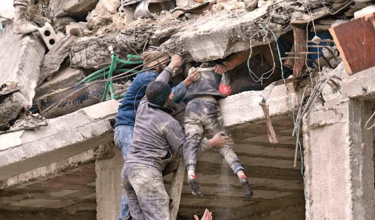 Sube a 16 mil los muertos por sismo en Turquía y Siria