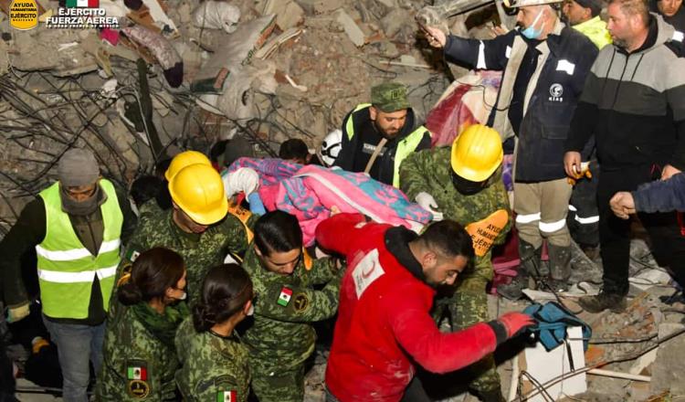 Mexicanos en Turquía rescatan de los escombros a 4 personas; una de ellas con vida