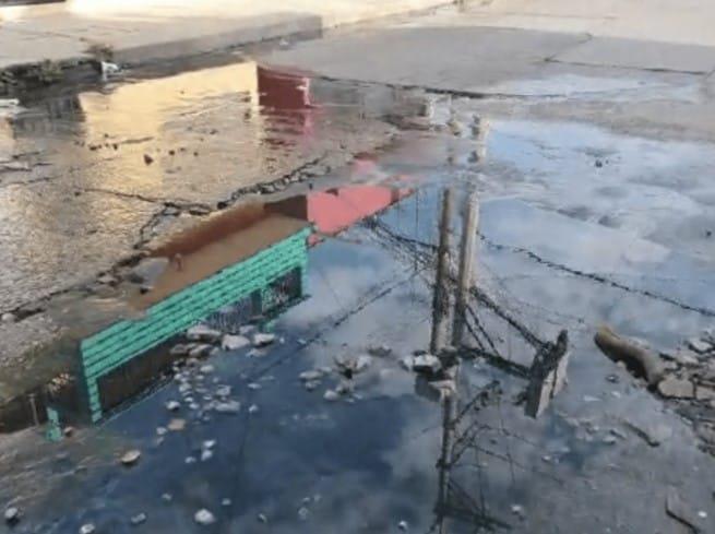 Bloquean calle en Atasta por problemas de drenaje; casas se inundan de aguas negras