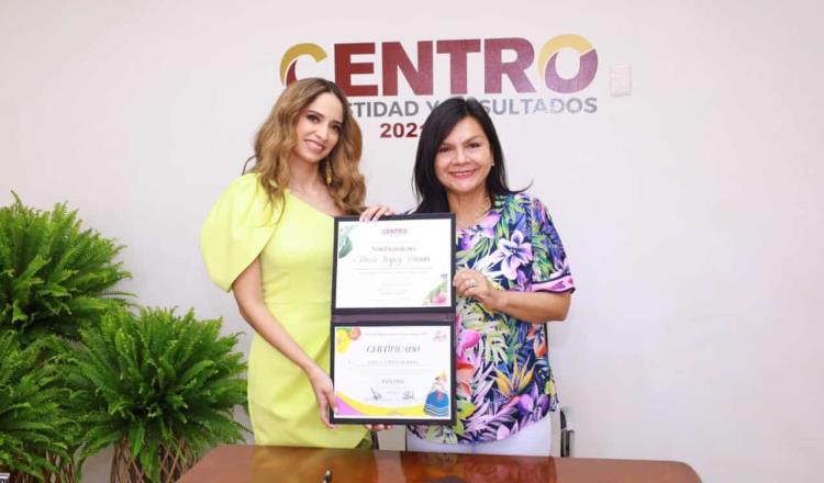 Dan a Paola Torpey su certificado de registro como embajadora de Centro