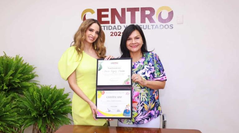 Dan a Paola Torpey su certificado de registro como embajadora de Centro