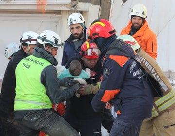 Rescatan a bebé y a su madre, tras 81 horas bajo escombros en Turquía