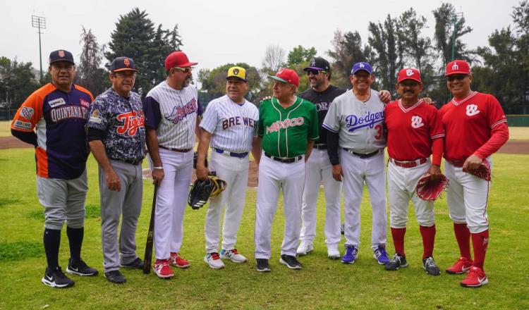 AMLO se enfrenta, otra vez, con leyendas del beisbol mexicano