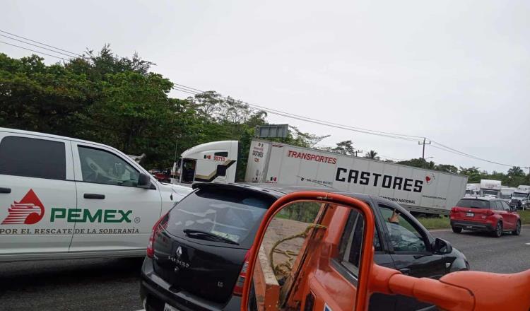 Tráiler pierde el control y termina atravesado en la carretera Villahermosa-Cárdenas