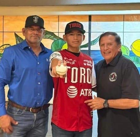 El beisbolista tabasqueño Emilio Payró firmó con los Toros de Tijuana de LMB