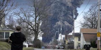 Preocupa a EE. UU. fugas de sustancias químicas tras descarrilamiento de tren en Ohio