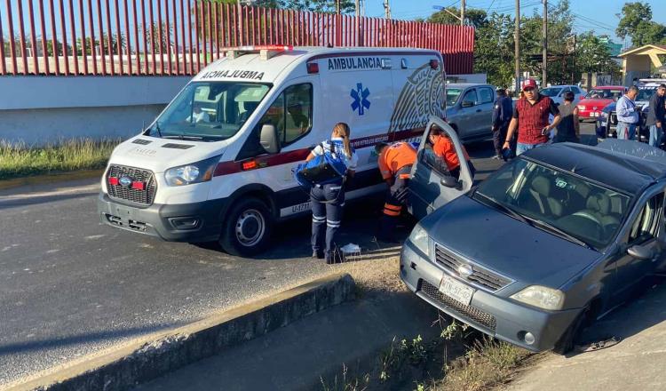 Impactan a vehículo tras sufrir ponchadura en la carretera Cárdenas-Vhsa; hay 3 heridos 