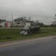 Camioneta choca contra poste y vuelca en Ruiz Cortines; conductor huyó