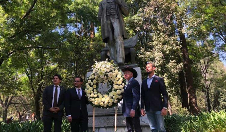 Celebra Ken Salazar Día del Presidente de EE.UU con ofrenda floral en monumento a Lincoln