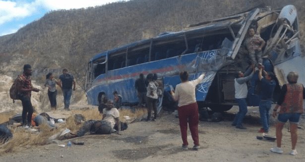 Suman 17 migrantes muertos tras accidente en Oaxaca