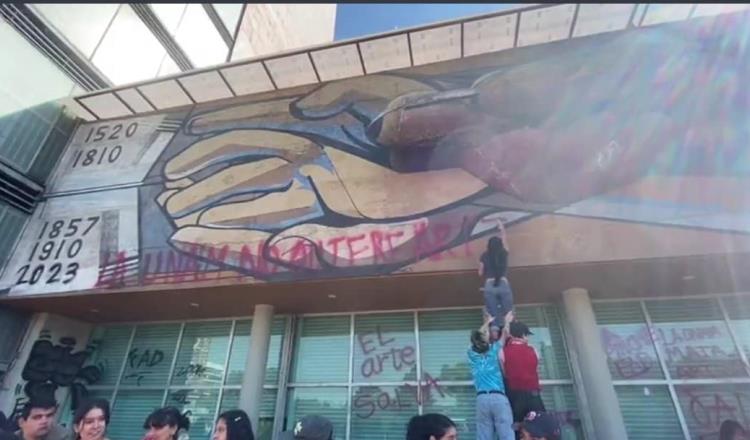 Con pintas en mural de Rectoría, estudiantes de la UNAM denuncian acoso