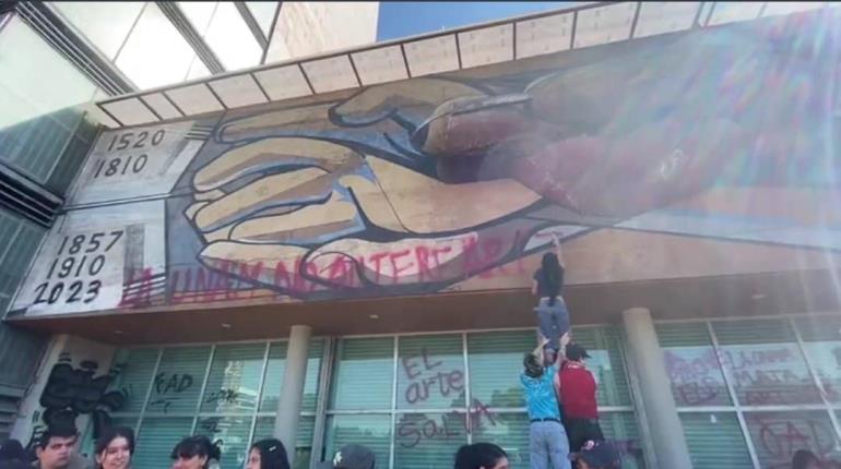 Con pintas en mural de Rectoría, estudiantes de la UNAM denuncian acoso