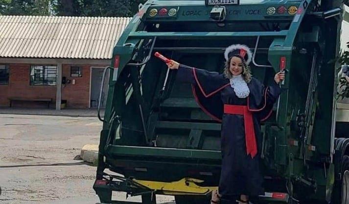 Trabajadora de limpia en Brasil se gradúa como abogada y se toma foto en camión recolector donde trabajó 12 años