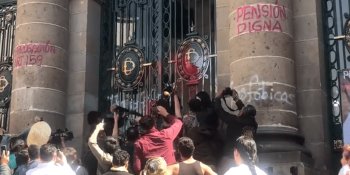 Por ley "anti-trans", irrumpen colectivos LGBT en Congreso de la CDMX