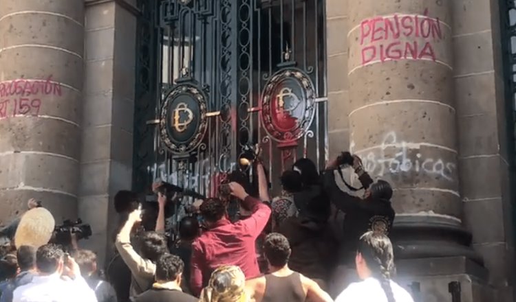 Por ley “Anti-trans”, irrumpen colectivos LGBT en Congreso de la CDMX