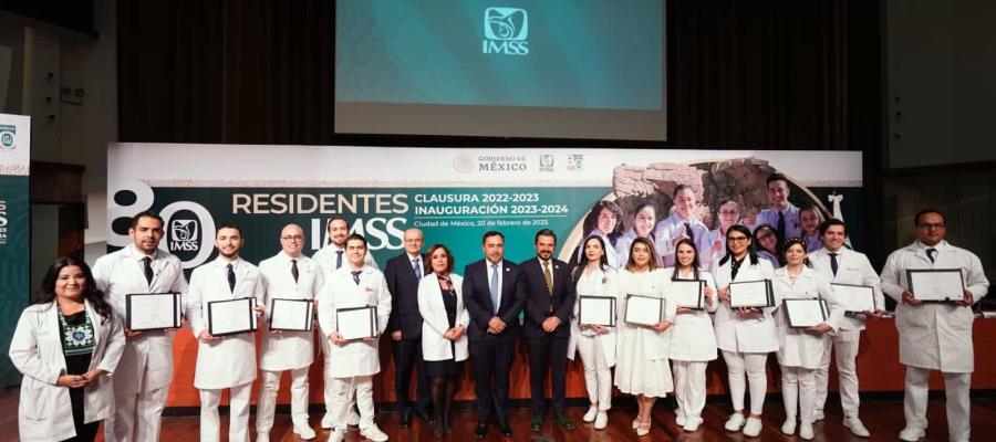 Egresan del IMSS 5 mil 600 médicos especialistas y ha llegado a la cifra récord de 24 mil más en formación 