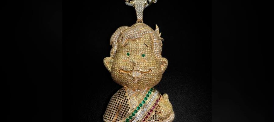 Ofrece joyería dije de oro con la figura de AMLO