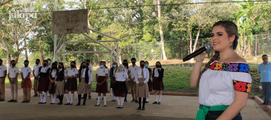 ¡La embajaduría! La representante de Jalapa lleva la algarabía a escuelas de su municipio