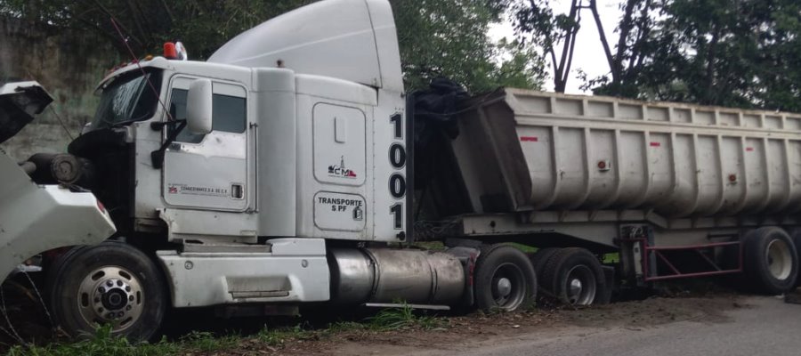 Lo saca un tráiler en la Comalcalco-Cárdenas y conductor queda herido