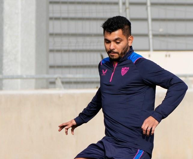 Tecatito Corona reaparece en entrenamiento del Sevilla tras 6 meses sin actividad por lesión