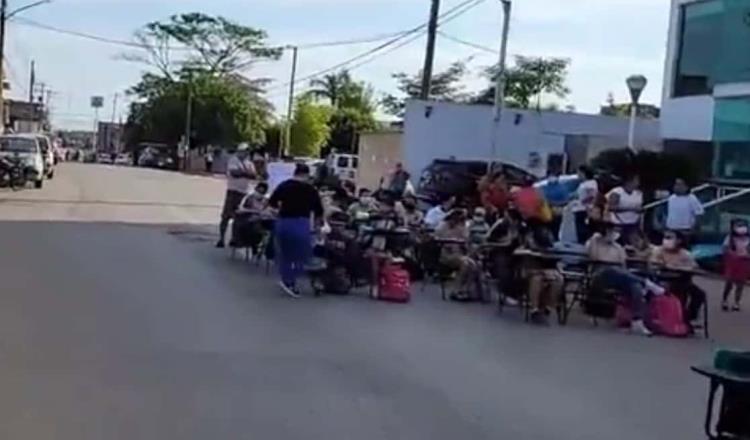 Por tercer día, alumnos de primaria en Macuspana toman clase en las calles