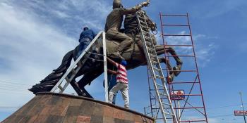 Rechaza Ayuntamiento de Jalpa haber aplicado pintura de aceite a estatua de bronce de Gregorio Méndez