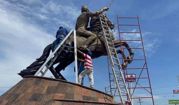 Denuncian que Ayuntamiento de Jalpa dañó estatua de bronce de Gregorio Méndez