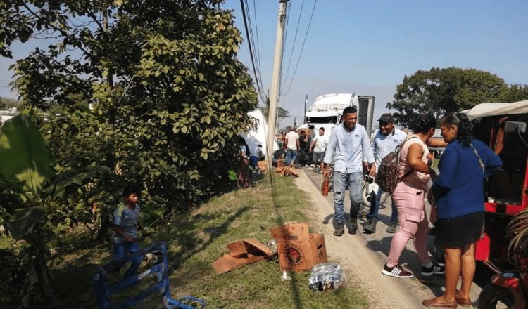 Se olvidan de heridos y rapiñan camión de cerveza en la Villahermosa-Cárdenas