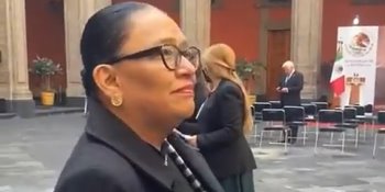 Rosa Icela Rodríguez presume aretes con la imagen de AMLO