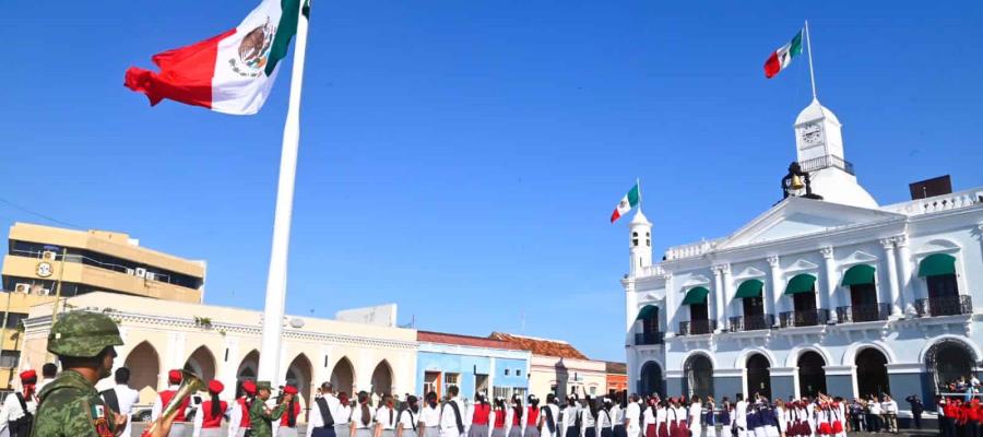 “Pega” el calor a 4 estudiantes en pleno homenaje a la bandera