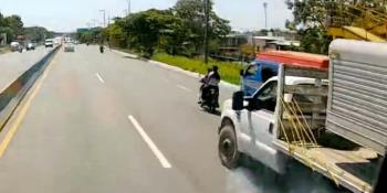 ¡Motociclistas con suerte! Se salvan de ser atropellados por camioneta en la Villahermosa-Frontera