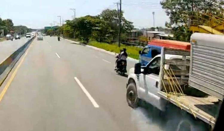 ¡Motociclistas con suerte! Se salvan de ser atropellados por camioneta en la Villahermosa-Frontera