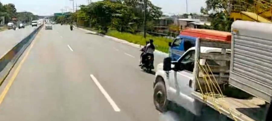 ¡Motociclistas con suerte! Se salvan de ser atropellados por camioneta en la Villahermosa-Frontera