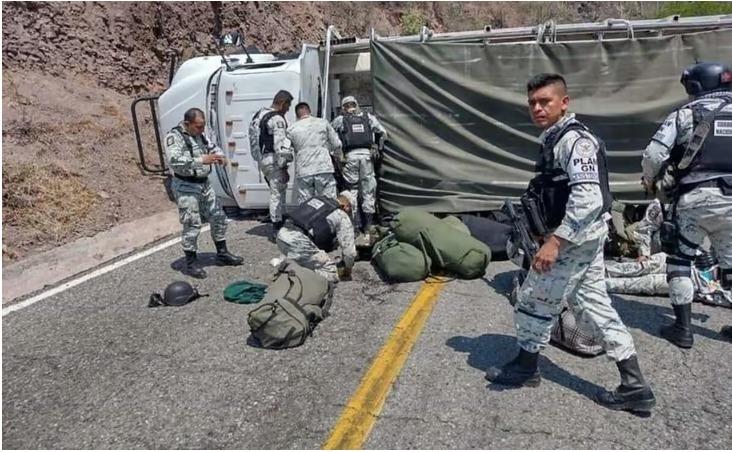 Vuelca vehículo de la GN en carretera de Oaxaca; reportan un elemento herido