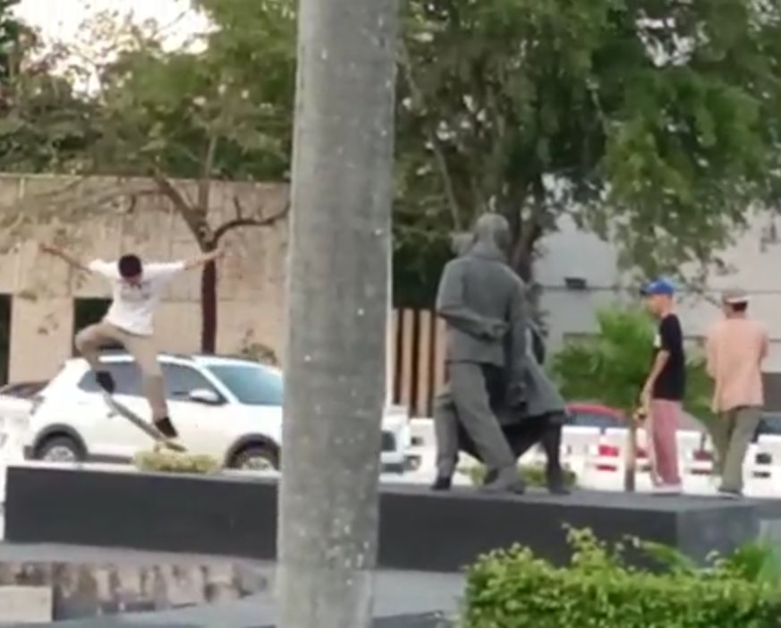 Menores usan base de estatuas como pista de patinetas en Centro