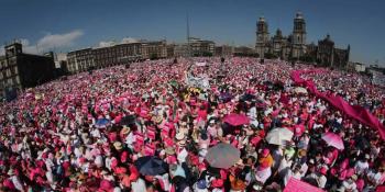 Se manifiestan miles en el Zócalo bajo el lema El INE no se toca