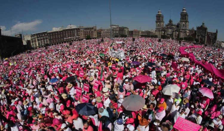 Se manifiestan miles en el Zócalo bajo el lema El INE no se toca