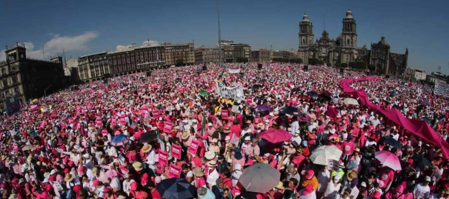 Se manifiestan miles en el Zócalo bajo el lema El INE no se toca