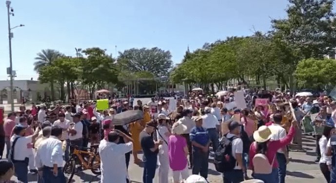 ‘El INE no se toca’, replican concentración ciudadanos e integrantes partidistas en Tabasco