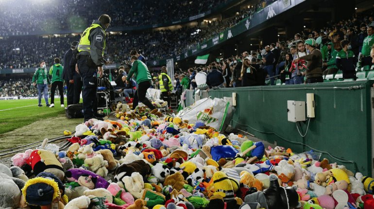 Por lluvia de peluches detienen juego de la Liga Turca