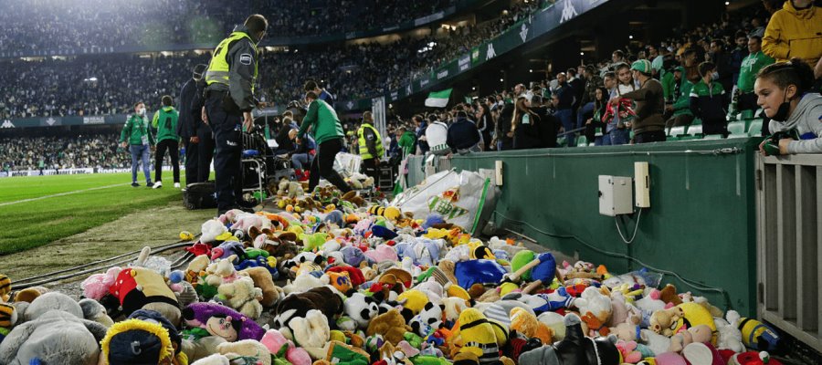 Por lluvia de peluches detienen juego de la Liga Turca