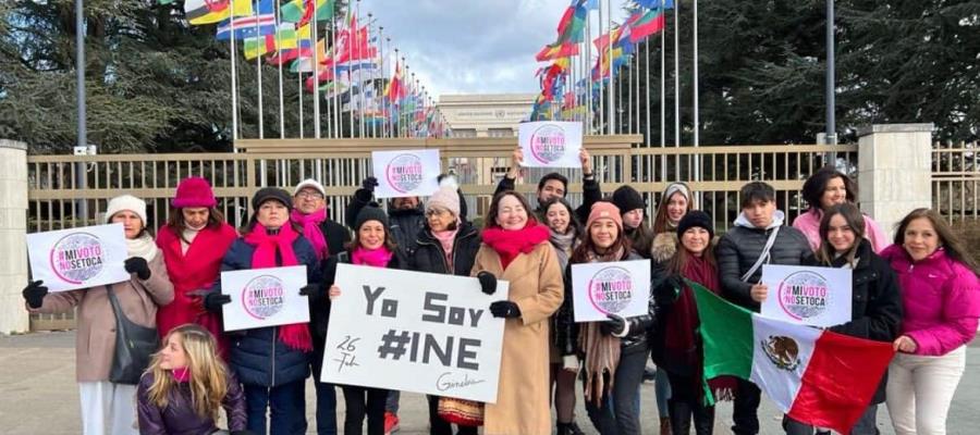 Mexicanos marchan en España, Suiza y Francia en defensa del INE