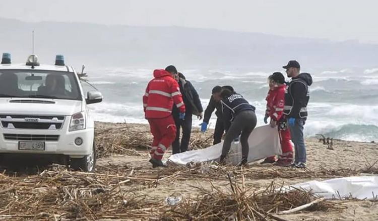 Mueren 60 migrantes tras naufragio en Italia; salieron desde Turquía