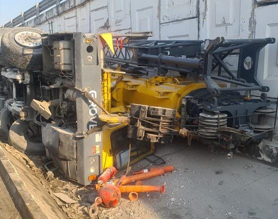 ¡Choque de titanes! Colisiona grúa de maquinaria pesada y tráiler en la Villahermosa-Cárdenas