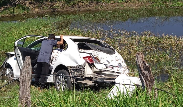 Dos heridos deja volcadura de auto en la Frontera-Ciudad del Carmen