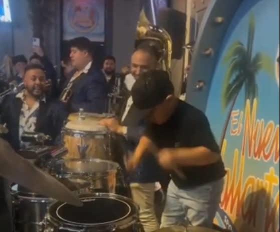 ¡Niño se roba el show! Sorprende al tocar las tarolas en la presentación de una banda