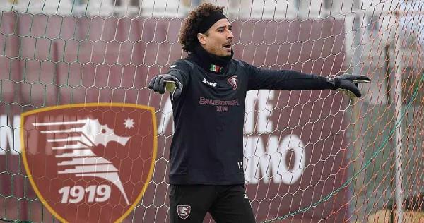 Salernitana evalúa renovación del mexicano Ochoa