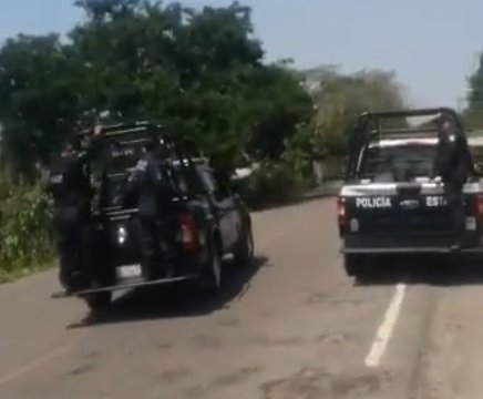 Ciudadanos increpan a policías en retén de motos; elemento saca su arma al verse amenazado